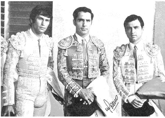 En la foto, los integrantes del cartel inaugural de la Plaza de Toros Monumental de Maracaibo, Venezuela: El diestro español Sebastián Palomo Linares, el venezolano Carlos Martínez Gómez (nieto del General Juan Vicente Gómez) y el mexicano Eloy Cavazos. (Foto: Moreno. Archivo Hnos. Dupouy Gómez. Tomado de Venezuelataurina.com).