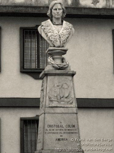 Fig. 1 Foto del Monumento a Cristóbal Colón antes de 2006.