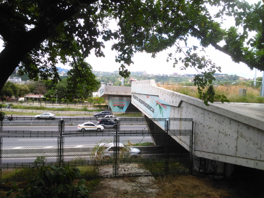 “Puente Independencia” que debe atravesar la autopista Francisco Fajardo para llegar hasta el Parque Bolívar. Foto Carlos Crespo.