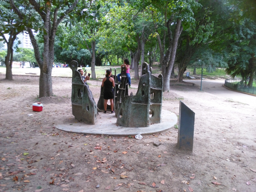 Los niños se suelen montar sobre la escultura de Colette Delozanne. Foto Carlos Crespo.