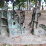 Escultura “Lugar del abrazo eterno” (1981) de Colette Delozanne, en el Parque del Este. Foto Carlos Crespo.