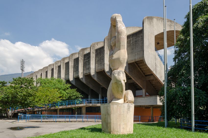 El Atleta de Francisco Narváez, talla en piedra caliza de Cumarebo, 1951,Estadio Universitario, UCV. Fotografía Luis Chacín, 2016.