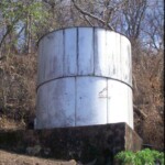 Molinos de viento y tanques de agua