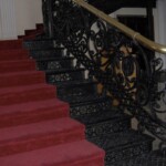 Hierro forjado en las escaleras y barandas ornamentales del Teatro Municipal de Valencia.