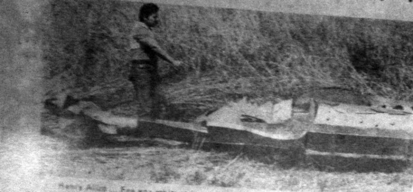 Henry Alizo y la escultura derribada. Año 1983. Digitalización Marinela Araque.