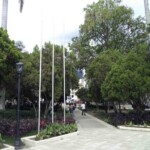 Avenida de la esquina este vista desde el área central de la plaza Bolívar de Mérida. Patrimonio histórico de Mérida, Venezuela.