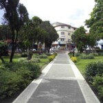 Avenida de la esquina norte vista desde el área central de la plaza Bolívar de Mérida. Patrimonio histórico de Mérida, Venezuela.