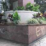 Jardinera del monumento a la Virgen María Auxiliadora, patrimonio cultural vanzalizado de Chacao.