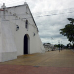 Fachada de la iglesia San Nicolás de Bari y bulevar. Municipio Obispos, estado Barinas, Venezuela.