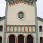 La iglesia San Pedro, en Valera, detalle de la fachada inspirada en la arquitectura románica. Templos del estado Trujillo, Venezuela.