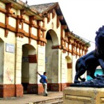 Mercado de Capacho Nuevo, municipio Independencia, y escultura de león en posición heráldica. Táchira, Venezuela.