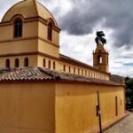 Vista posterior y lateral derecho de la iglesia de Toituna