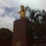 Monumento a la Virgen María Auxiliadora, vista lateral derecha.