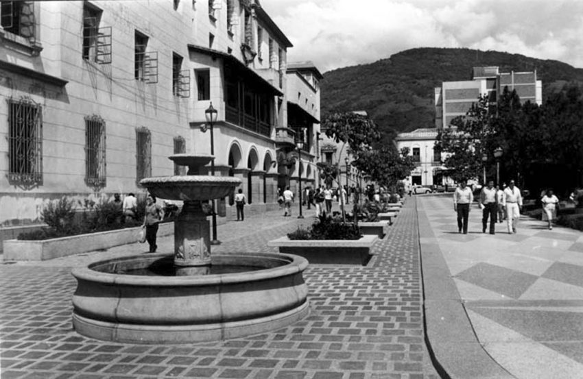 Jardineras del costado suroeste de la plaza Bolívar incorporadas en la década de los 80. Estado Mérida, patrimonio venezolano.