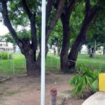 Luminaria destruida en el parque Los Mangos, de la ciudad de Barinas. Estado Barinas, Venezuela.