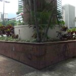 Base del monumento a la Virgen María Auxiliadora, bien cultural de Chacao en la plaza Francia.