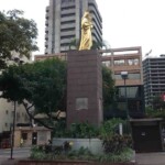 Vista frontal del monumento a la Virgen María Auxiliadora en Chacao.