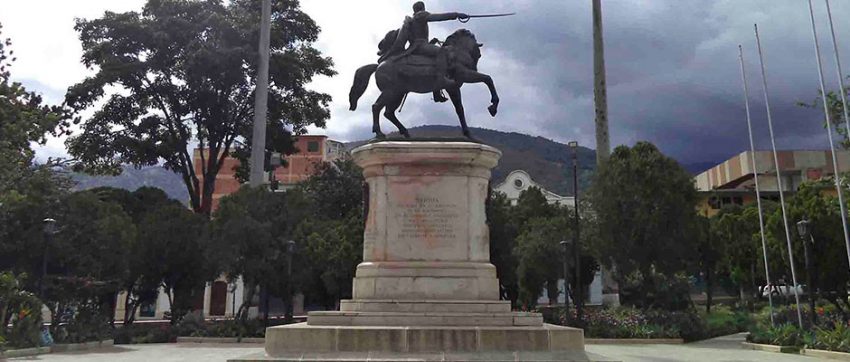 Monumento ecuestre de Simón Bolívar en la plaza homónima de Mérida, estado Mérida. Venezuela.