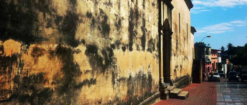 Estado de la pared de la catedral Nuestra Señora de La Asunción, en Nueva Esparta.