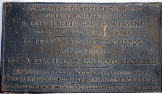 Placa conmemorativa de la restauración en 1957 de la iglesia San Nicolás de Bari. Municipio Obispos, del estado Barinas, Venezuela.