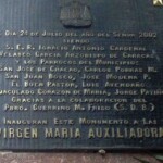 Placa de bronce del Monumento a la Virgen María Auxiliadora.