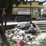 Presencia de basura en avenida de la esquina norte de la plaza Bolívar de la ciudad de Mérida, patrimonio histórico nacional de Venezuela.