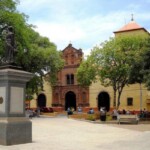 Plaza Bolívar y vista parcial del casco histórico de San Sebastián de Los Reyes, Aragua. Patrimonio cultural venezolano.