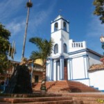 Vista de la iglesia de Toituna desde la plaza Bolívar del pueblo