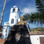 Iglesia de Toituna al fondo del busto de Bolívar, en Táchira