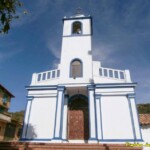 Fachada de la iglesia de Toituna, en sus recientes colores blanco y celeste, año 2015.