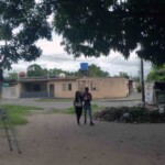 Trabajadora de la cafetería arreglando la electricidad tratando de llevar luz al local, en el parque Los Mangos. Barinas, estado Barinas. Venezuela.