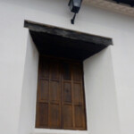 Ventana exterior de la iglesia San Nicolás de Bari. Municipio Obispos, Barinas. Venezuela.