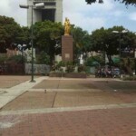 Vista del lado oeste la plaza Francia, donde está el monumento a la Virgen María Auxiliadora. Foto N. Silva, junio 2017.