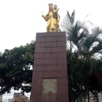 Vista frontal del pedestal de la escultura pedestre de la Virgen María Auxiliadora, en Chacao. Sin su placa de bronce.