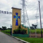 Aspecto de una de las columnas de la entrada al parque jardín., camposanto privado y bien cultural de Barinas. Venezuela.