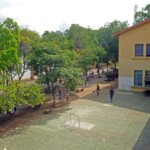 Cancha del Grupo Escolar Estado Guárico, ubicada en el área lateral derecha del Grupo Escolar Estado Guárico, monumento histórico nacional de Venezuela, en el estado Barinas.