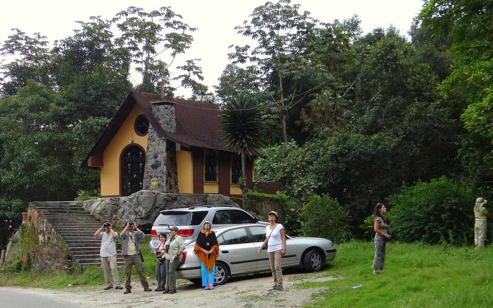 Turistas en la capilla de San Benito, en La Azulita, estado Mérida. Folclor y sincretismo religioso venezolano.