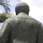 Detalles de la cara posterior de la estatua del Rector Heroico. Patrimonio cultural de Mérida, Venezuela.