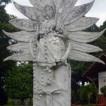 Detalles de la imagen de la Virgen de la Rosario, en el parque jardín homónimo. La imagen de la Virgen del Rosario preside la escena de la capilla para la oración en el camposanto. Bien cultural de Barinas, Venezuela.