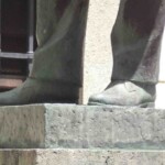 Detalle de los calzados de la escultura del Rector Heroico. Monumento Histórico del municipio Libertador del estado Mérida. Venezuela.