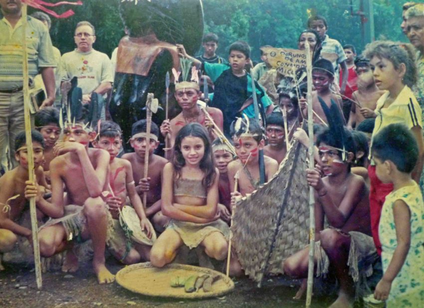 El día de la inauguración de la escultura El Indio, en Barinas, los niños se ataviaron de indígenas.. Patrimonio cultural venezolano. 1998