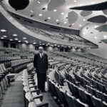 El maestro Carlos Raúl Villanueva en el Aula Magna de la UCV. Ciudad Universitaria de Caracas, Patrimonio Mundial.