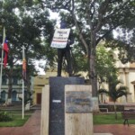 Cartel de protesta antigubernamental en la estatua del general Jacinto Lara en la plaza Lara de Barquisimeto. Patrimonio cultural y crisis venezolana.