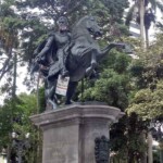 Cartel de protesta en la estatua del Libertador en la plaza Bolívar de Barquisimeto. Patrimonio cultural y crisis política venezolana.