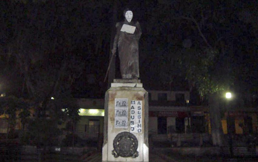 Cartel de protesta antigubernamental en la estatua del Libertador en la plaza Bolívar de Boconó en el estado Trujillo.