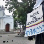 Convulsión política venezolana y patrimonio cultural. Cartel de la Resistencia en la estatua del Libertador de la plaza Bolívar de Santa Rosa, estado Lara.