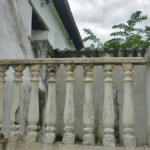 Fachada lateral humedecida de la iglesia San Nicolás de Bari, monumento histórico nacional de Venezuela.