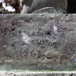 Firma del escultor de la estatua del Rector Heroico Carraciolo Parra y Olmedo. Mérida, patrimonio cultural venezolano.