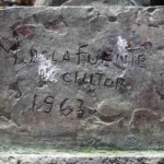 Firma del escultor ubicada en la oxidada y vandalizada base de la estatua de Carraciolo Parra y Olmedo, patrimonio histórico del municipio Libertador del estado Mérida. Venezuela.