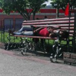 Los bancos de la plaza Bolívar de Valera sirven de cama a los sin techo. Alerta patrimonio cultural de Venezuela.